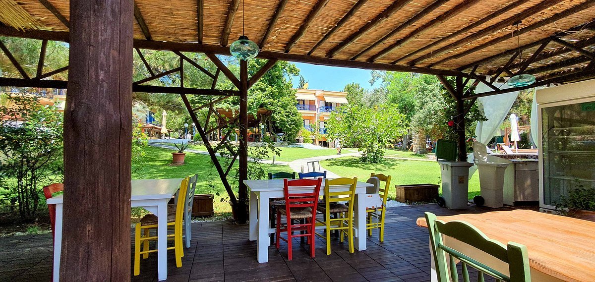 Covered dining terrace at Maestrale in Tripiti